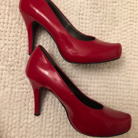 Red high heels - Picture 4 of 4